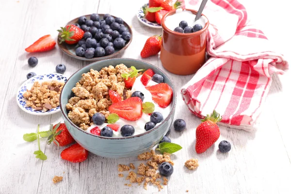 Healthy breakfast with muesli — Stock Photo, Image