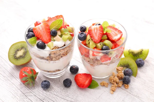 Müsli und Früchte mit Joghurt — Stockfoto