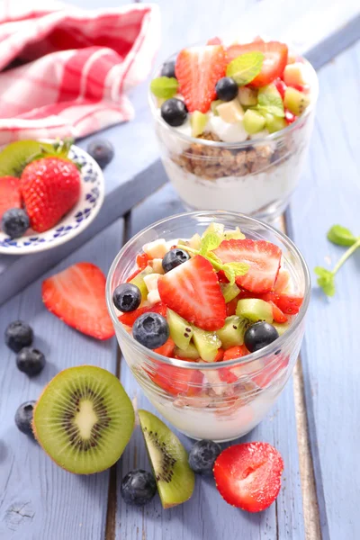 Muesli con yogur y frutas —  Fotos de Stock