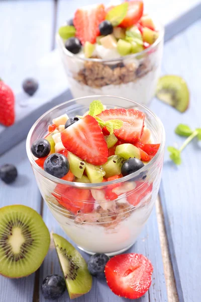 Müsli mit Joghurt und Früchten — Stockfoto