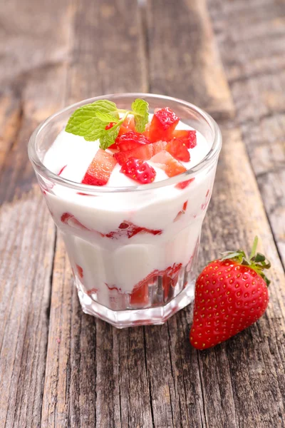 Yogurt and fresh strawberries — Stock Photo, Image