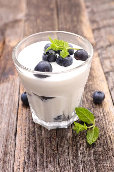 Yogurt and fresh blueberries in glass — Stock Photo, Image