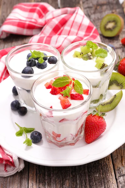 Joghurt und Früchte im Glas — Stockfoto