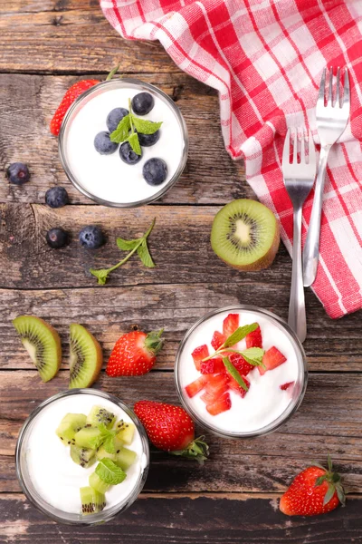 Jogurt a ovoce v brýlích — Stock fotografie
