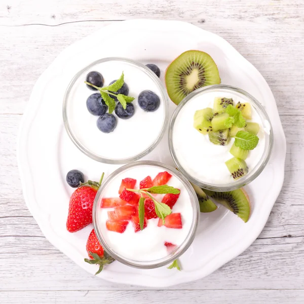 Joghurt und Früchte im Glas — Stockfoto