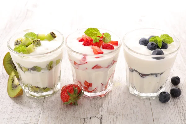 Joghurt und Früchte im Glas — Stockfoto