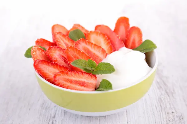 Čerstvé jahody a jogurt — Stock fotografie