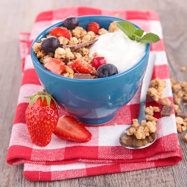 Muesli y frutos de bayas —  Fotos de Stock