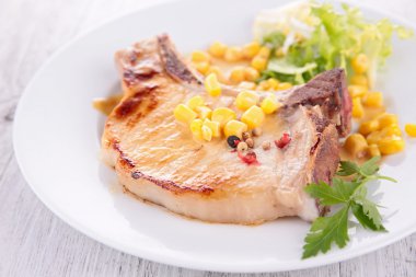 kavrulmuş domuz pirzolası