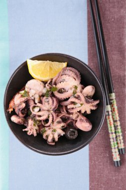 Asya deniz mahsulleri salatası