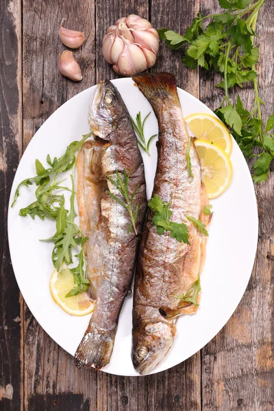 Grillet ørretfisk – stockfoto