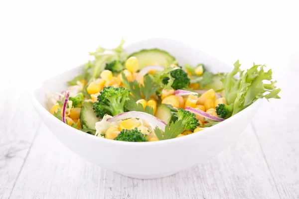 Salát s kukuřicí, okurky a brokolice — Stock fotografie