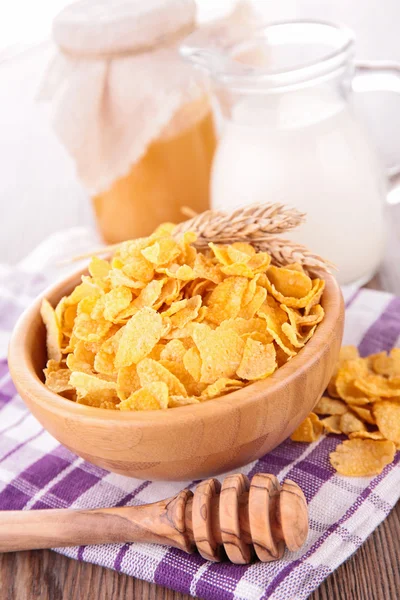 Copos de maíz y leche para el desayuno — Foto de Stock