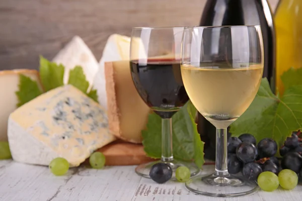 Viini, leipä ja juusto — kuvapankkivalokuva