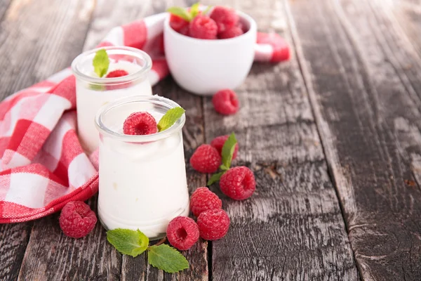 Taze Ahududu ve yoğurt