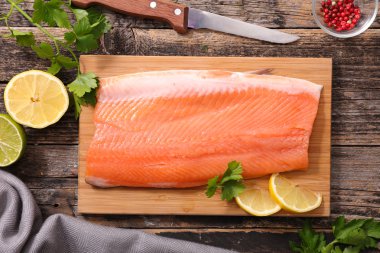 Çiğ somon filetosu. 