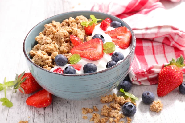 Cereais, iogurte e frutos silvestres — Fotografia de Stock
