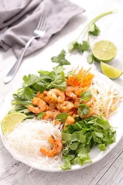 Fried shrimps with noodles and vegetables — Stock Photo, Image