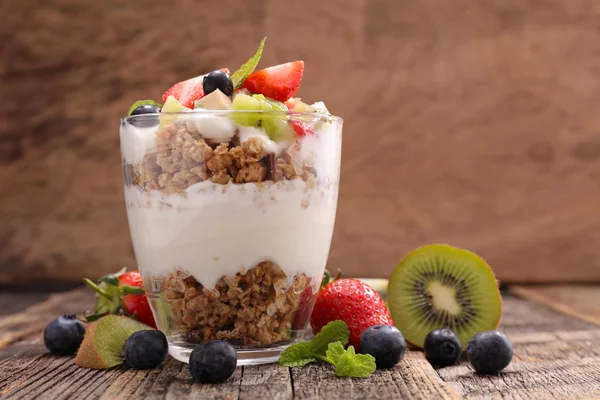 Bicchiere con frutta, yogurt e muesli — Foto Stock