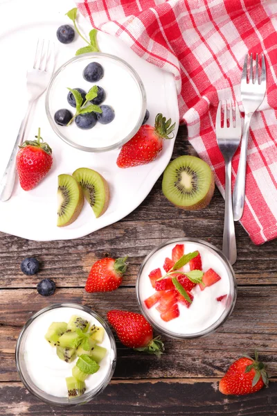 Frutta, bacche e yogurt — Foto Stock