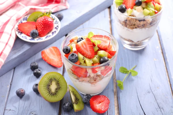 Окуляри з фруктами, йогуртом та мюслі — стокове фото