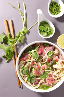 Asya et pho çorbası