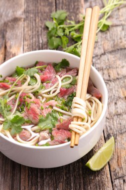 Asya et pho çorbası