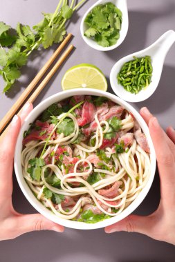 Asya et pho çorbası