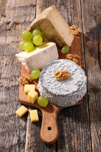 Assortiment de fromages avec raisins — Photo