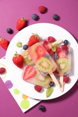 Ev yapımı meyve popsicles