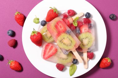 Ev yapımı meyve popsicles