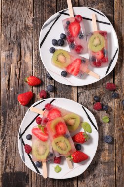 Ev yapımı meyve popsicles
