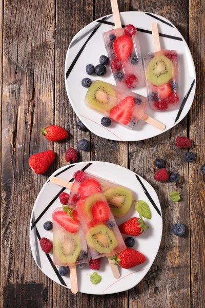 Hemlagad frukt popsicles — Stockfoto