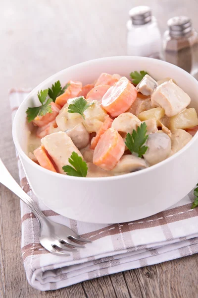 Pollo cocido con nata y zanahorias — Foto de Stock