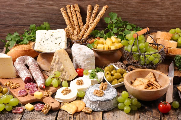 Composição de salame, pão e queijo — Fotografia de Stock