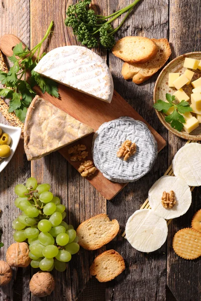 Käse mit Trauben und Nüssen — Stockfoto