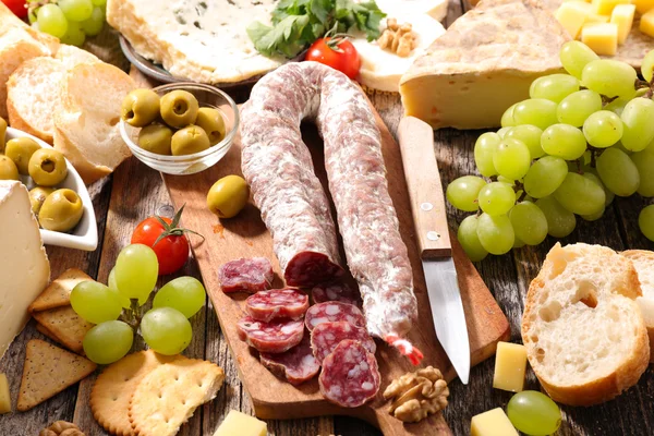 Composição de salame, pão e queijo — Fotografia de Stock