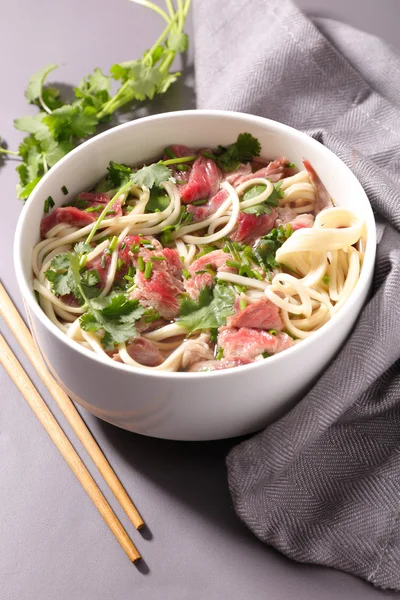 Fideos y sopa de carne —  Fotos de Stock