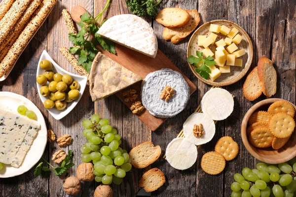 Queso surtido con aperitivos — Foto de Stock