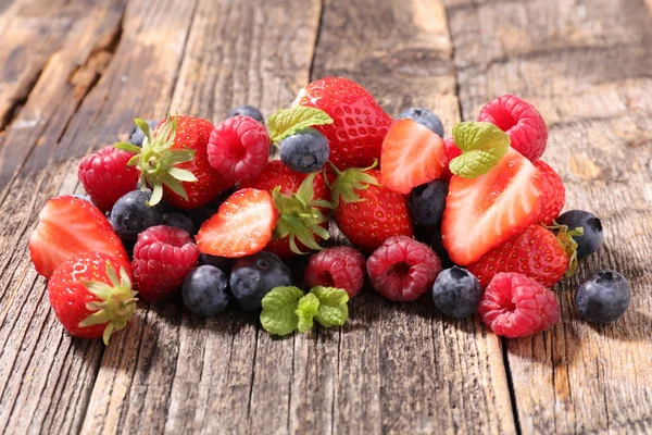 Frutos de baga na mesa — Fotografia de Stock