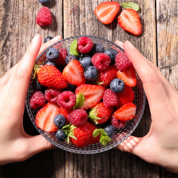 Hände halten Obstsalat — Stockfoto