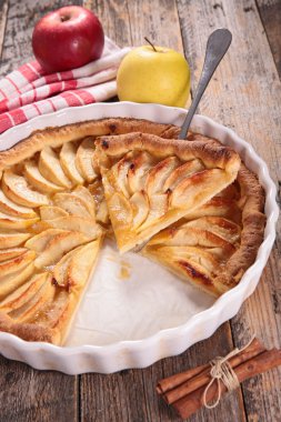 Ev yapımı elmalı turta.