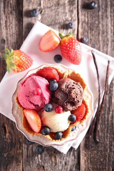 Chocolate and berry ice cream — Stock Photo, Image