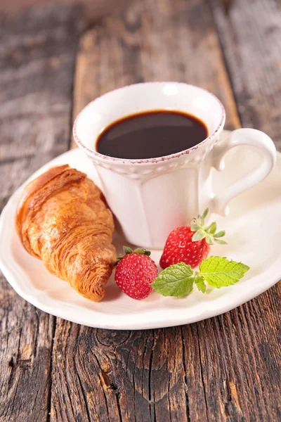 Tazza di caffè e croissant — Foto Stock