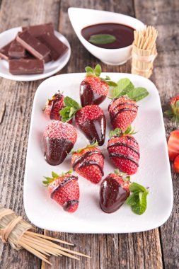 çilek ve çikolata sosu