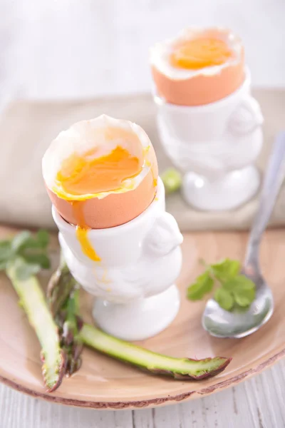 Zacht gekookte eieren met asperges — Stockfoto