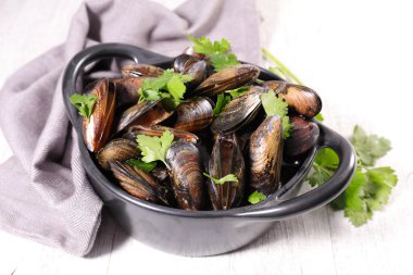 haşlanmış midye ve maydanoz