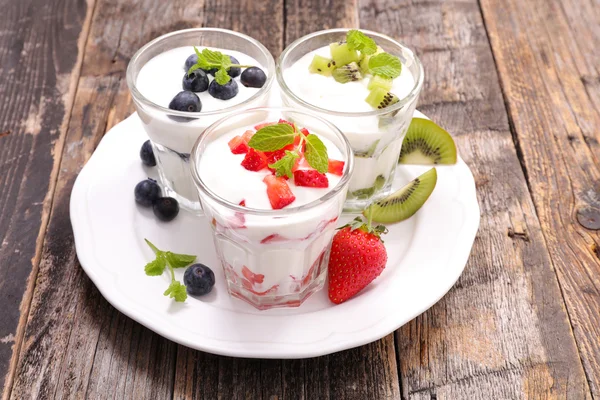 Yogurt con frutas en vasos — Foto de Stock