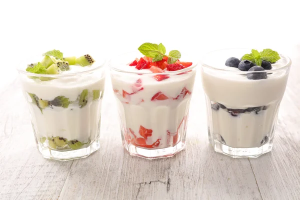 Iogurte com frutos em copos — Fotografia de Stock