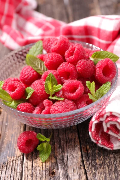 Fresh raspberries in bowl — Stock Photo, Image